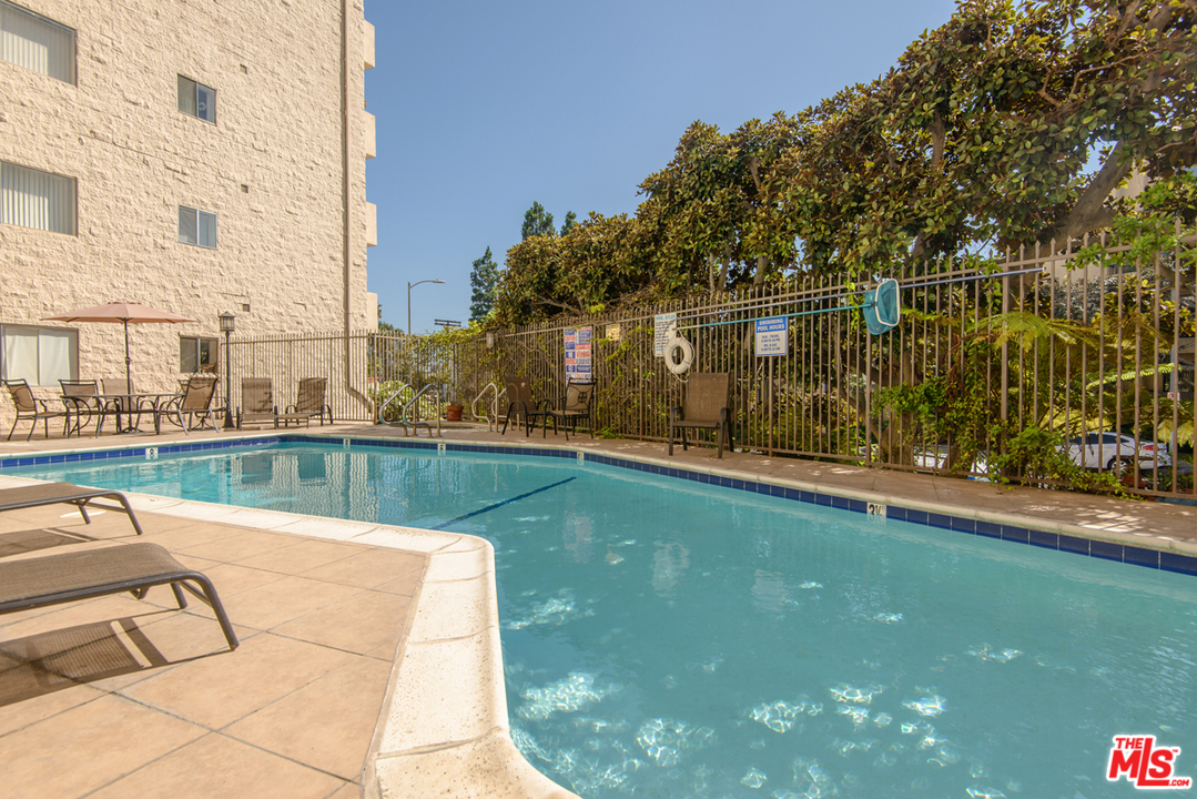622 South Barrington Avenue, Unit 403 Los Angeles, CA 90049 - Photo 20 of 25