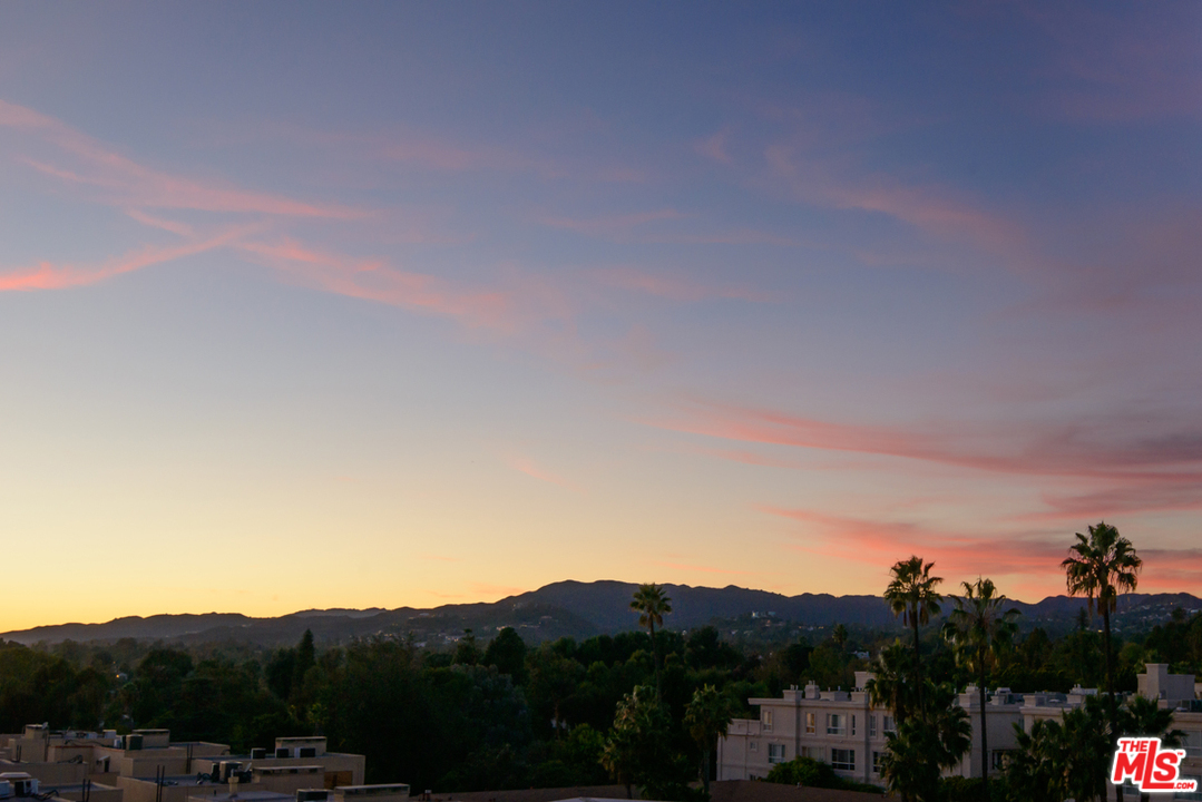 622 South Barrington Avenue, Unit 403 Los Angeles, CA 90049 - Photo 23 of 25