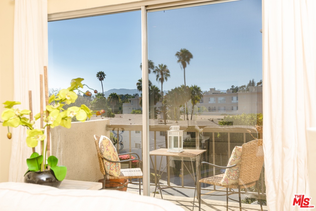 622 South Barrington Avenue, Unit 403 Los Angeles, CA 90049 - Photo 4 of 25