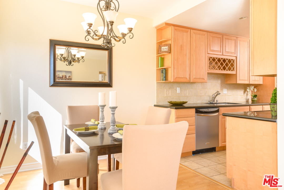 622 South Barrington Avenue, Unit 403 Los Angeles, CA 90049 - Photo 7 of 25