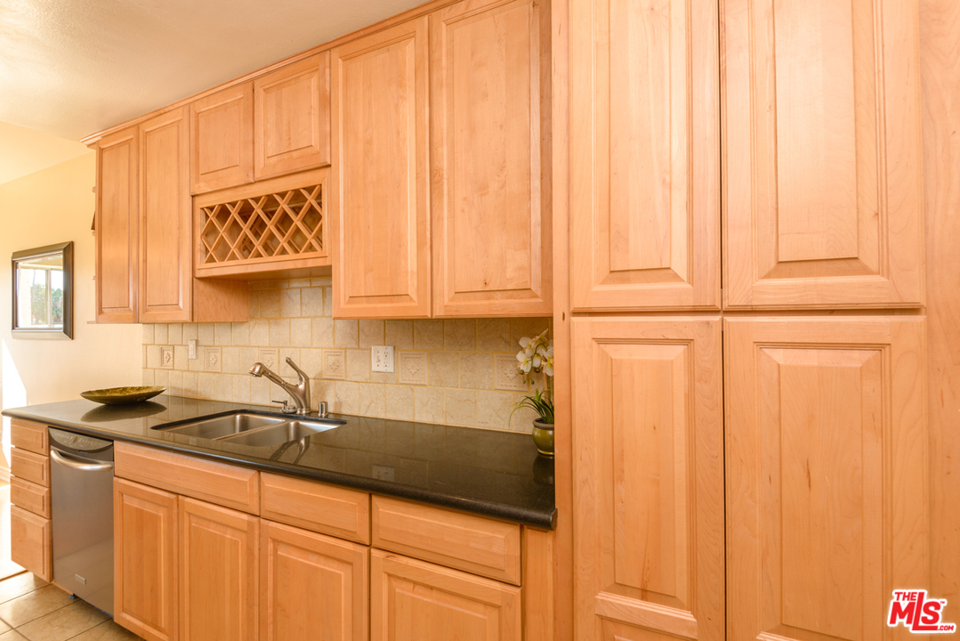 622 South Barrington Avenue, Unit 403 Los Angeles, CA 90049 - Photo 8 of 25