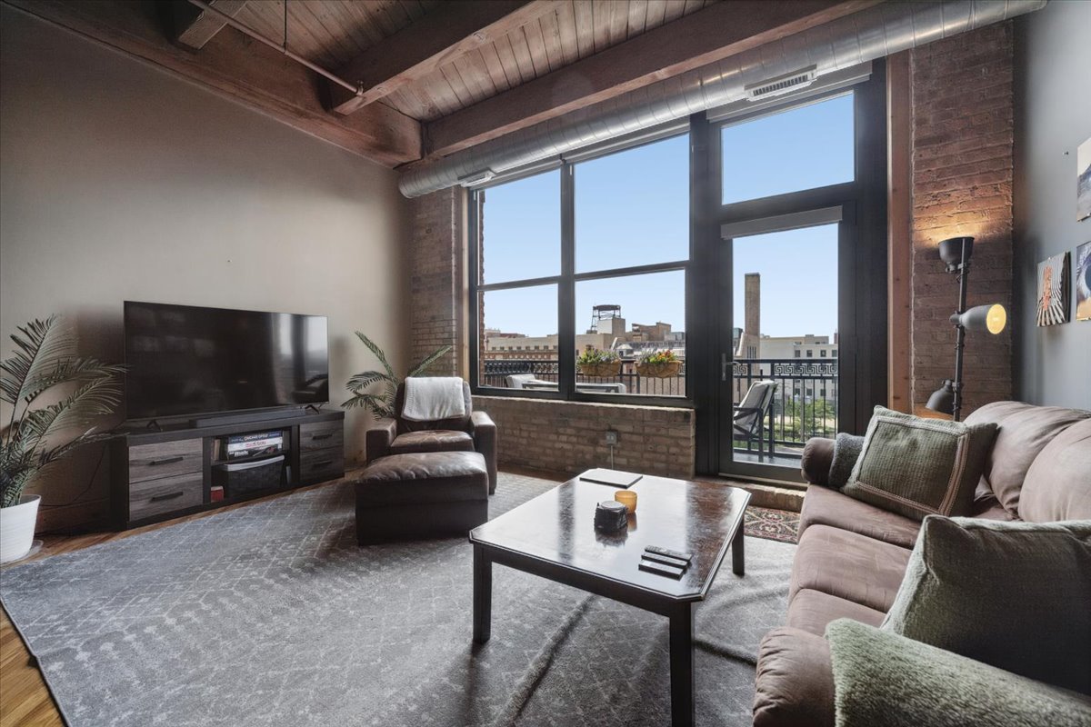 1040 West Adams Street, Unit 402 Chicago, IL 60607 - Photo 3 of 20