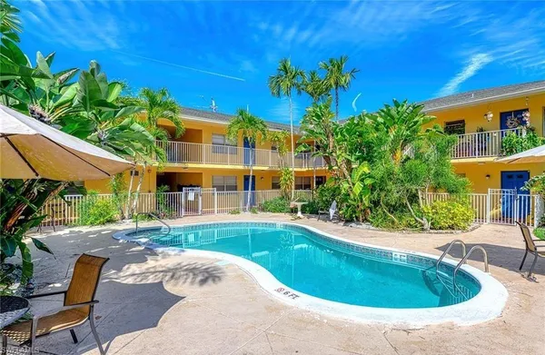 $1,600 | 4290 Gulfstream Drive, Unit 5, Naples, FL 34112