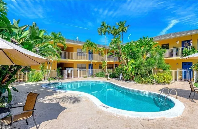 $1,600 | 4290 Gulfstream Drive, Unit 5, Naples, FL 34112