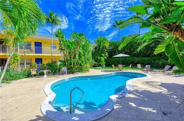 $1,600 | 4290 Gulfstream Drive, Unit 5, Naples, FL 34112