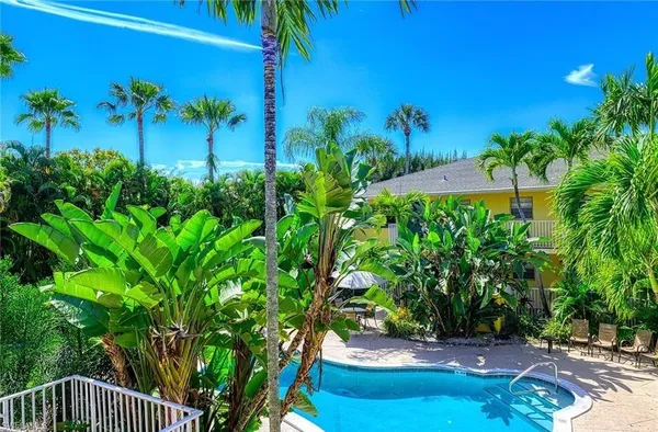 $1,600 | 4290 Gulfstream Drive, Unit 5, Naples, FL 34112