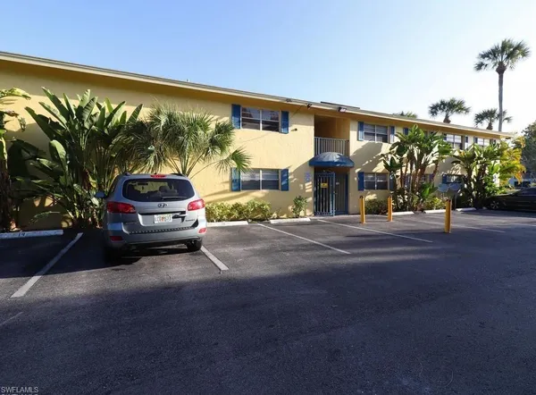 $1,600 | 4290 Gulfstream Drive, Unit 5, Naples, FL 34112