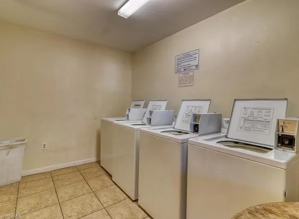 $1,600 | 4290 Gulfstream Drive, Unit 5, Naples, FL 34112