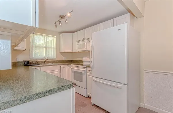 $1,600 | 4290 Gulfstream Drive, Unit 5, Naples, FL 34112