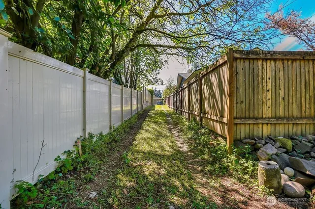 a view of a backyard