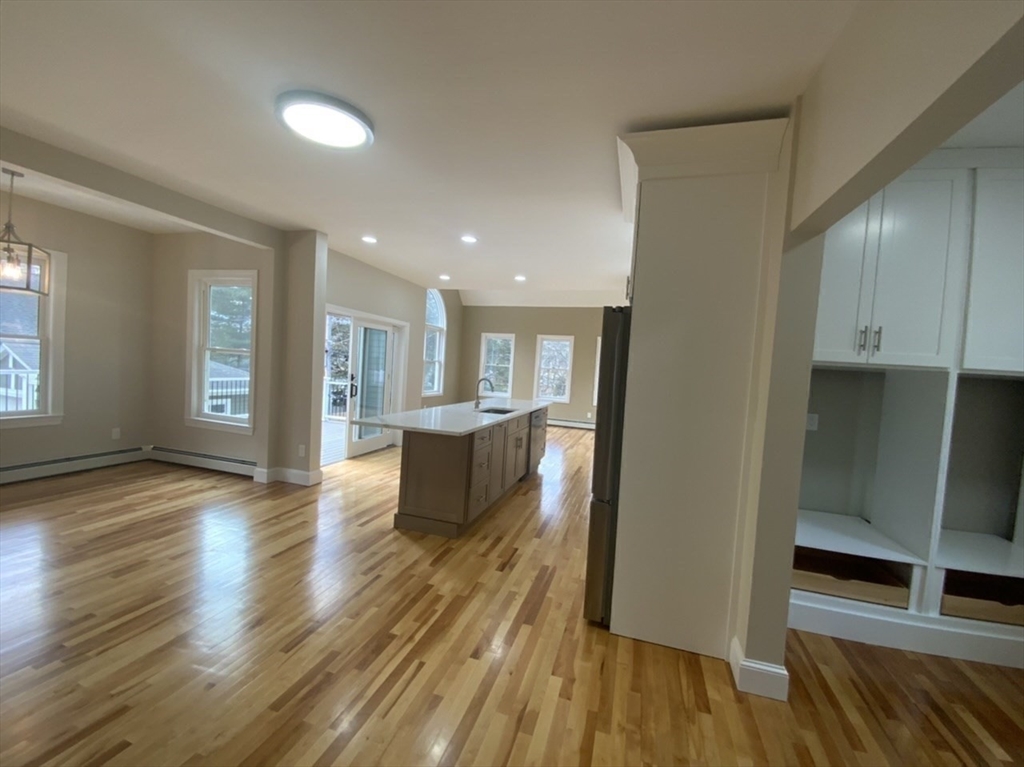 59 Beechmont Street Worcester, MA 01609 - Photo 5 of 39