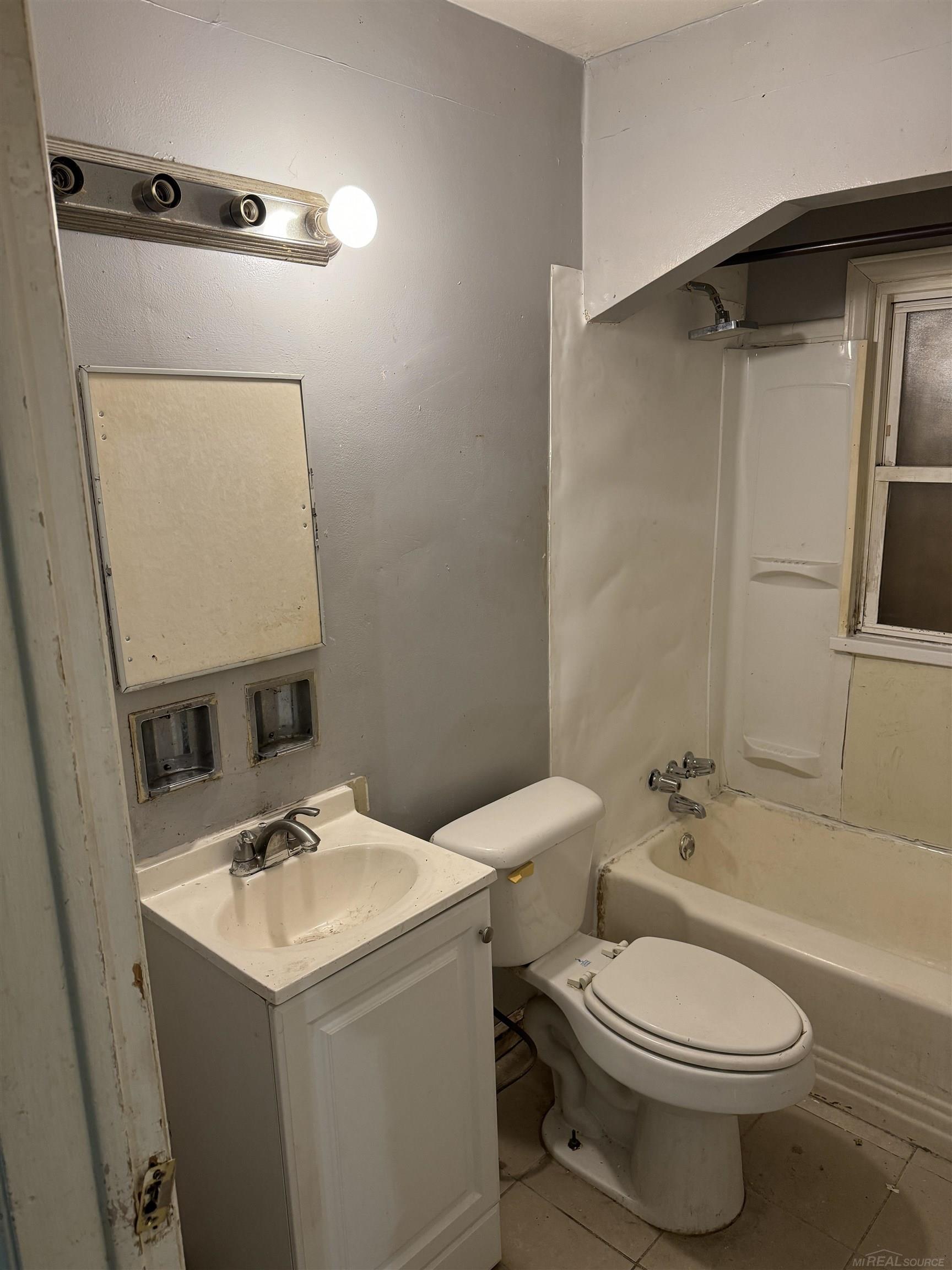 20284 Ferguson Street Detroit, MI 48235 - Photo 6 of 15 50176247-d6354451-bef0-49c4-bec8-0e6f53fbdb54.JPG