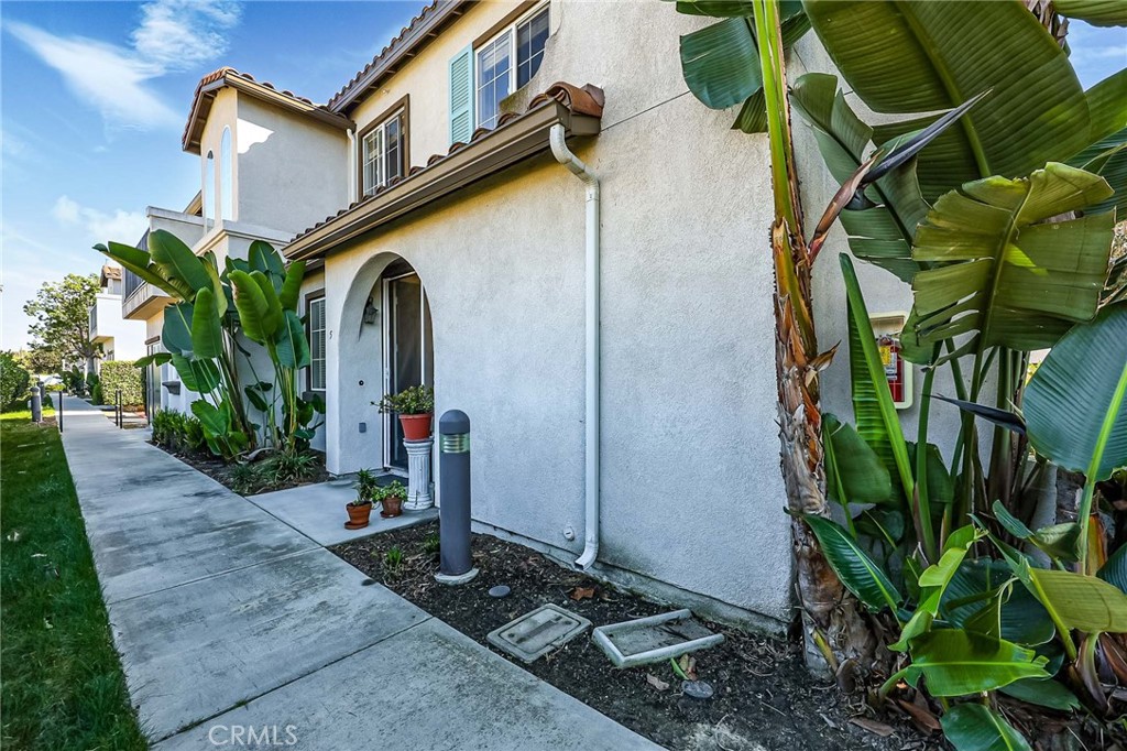 310 Sunset Way, Unit 5 Oceanside, CA 92058 - Photo 4 of 41 a front view of a house with garden