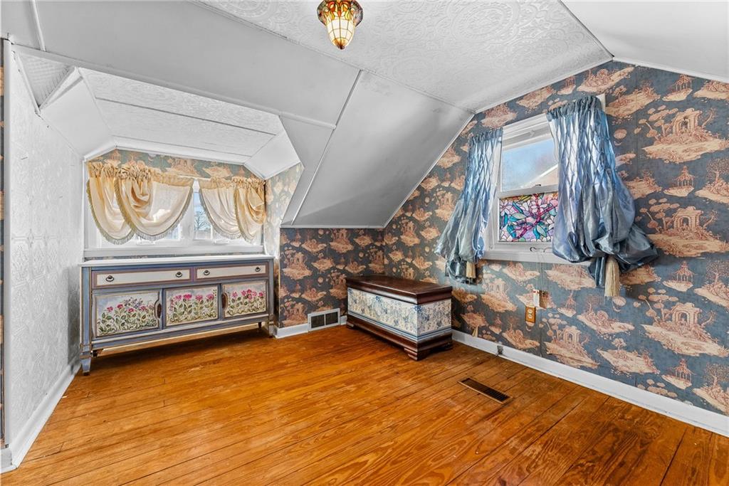 2052 Sunnydale Road Pittsburgh, PA 15243 - Photo 17 of 35 Third bedroom is a loft bedroom.