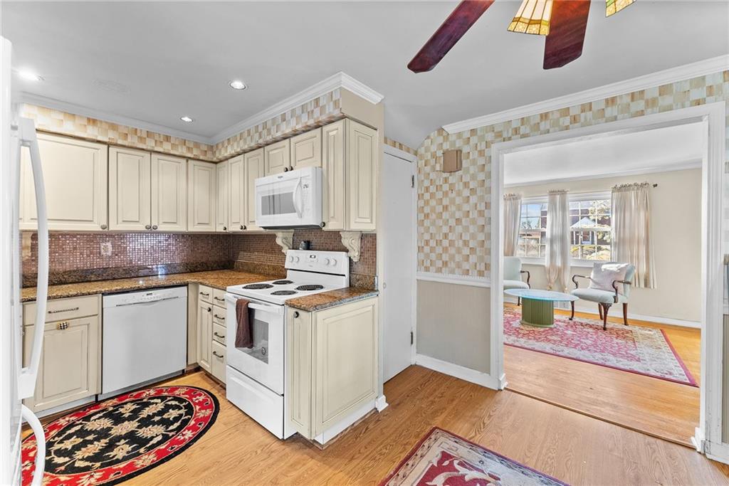 2052 Sunnydale Road Pittsburgh, PA 15243 - Photo 7 of 35 Light bright kitchen with plenty of cabinet space