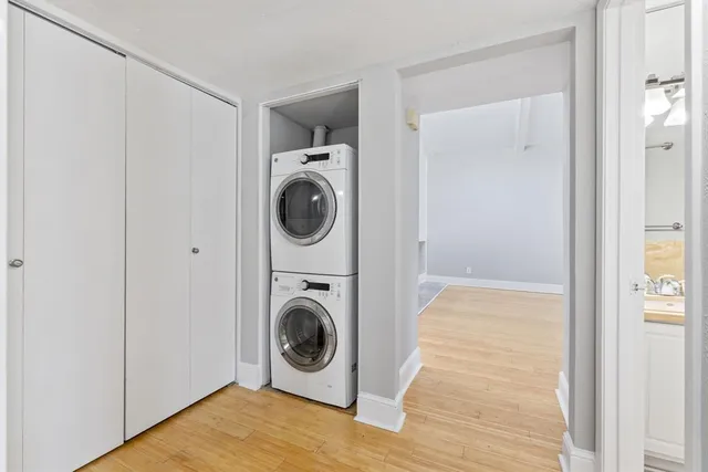 an empty room with windows and ceiling fan
