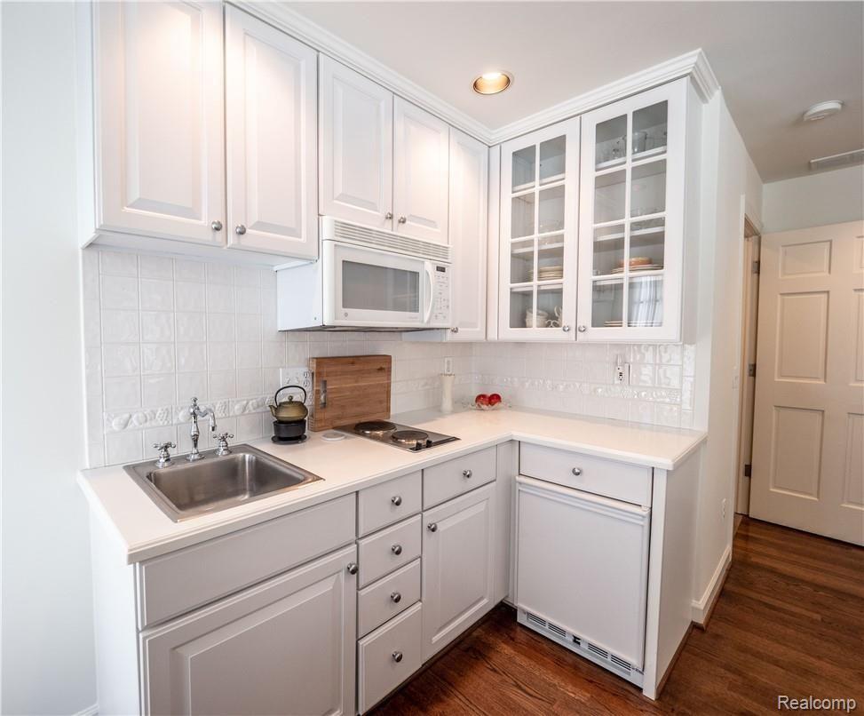 326 Keswick Road Bloomfield Hills, MI 48304 - Photo 25 of 33 P1633845-HDR.jpg