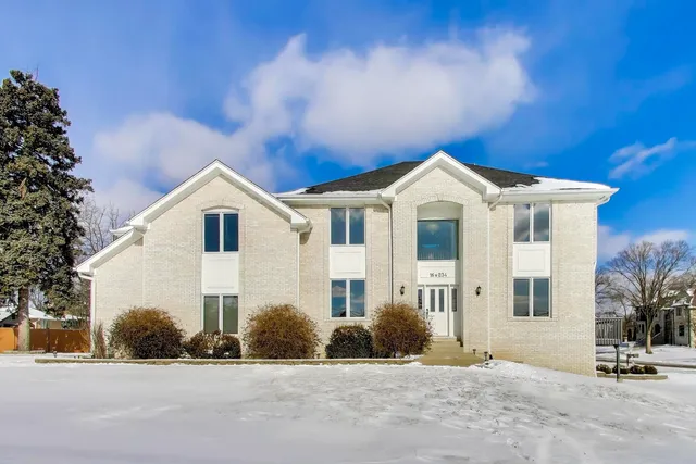 $799,999 | 16W234 91st Street, Burr Ridge, IL 60527