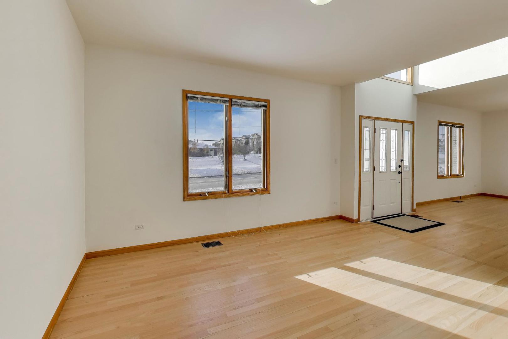 16W234 91st Street Burr Ridge, IL 60527 - Photo 7 of 50 a view of an empty room with window