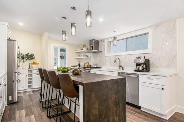 $498,000 | 8460 Warren Woods Road, Three Oaks, MI 49128