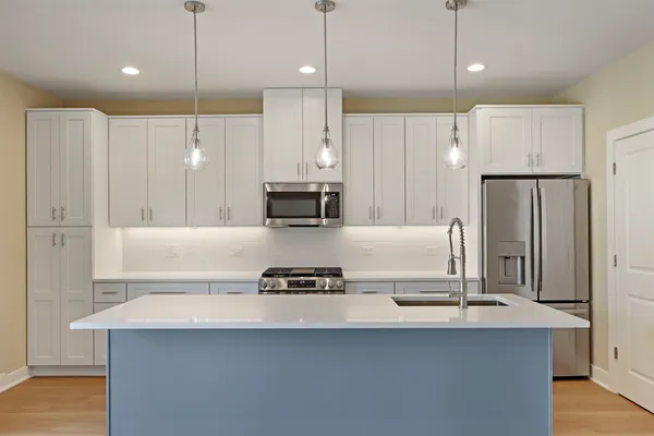 $829,000 | 160 Washington Street, Unit 160, Barrington, IL 60010