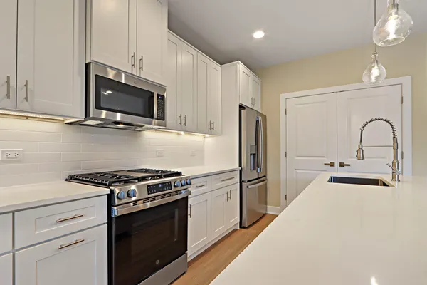 $829,000 | 160 Washington Street, Unit 160, Barrington, IL 60010