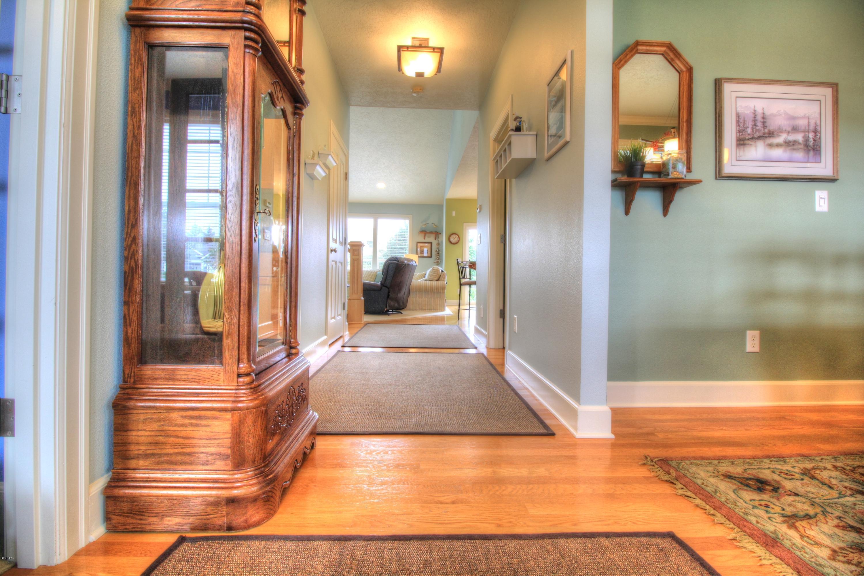 230 Southwest 60th Loop Newport, OR 97366 - Photo 10 of 42 Entry