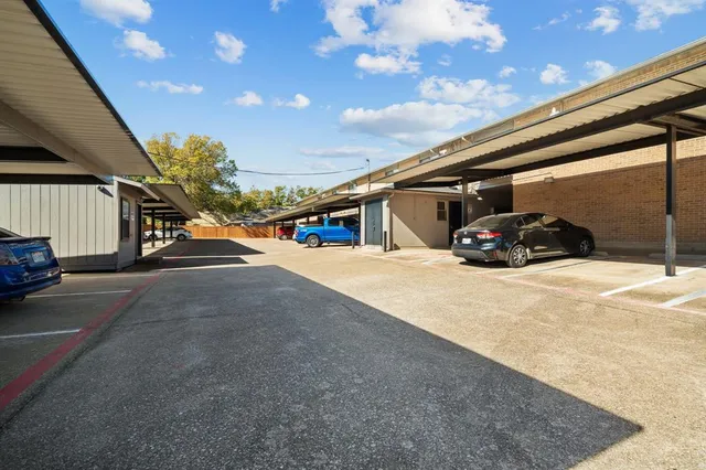 $1,299 | 320 East 4th Street, Unit 204, Arlington, TX 76010