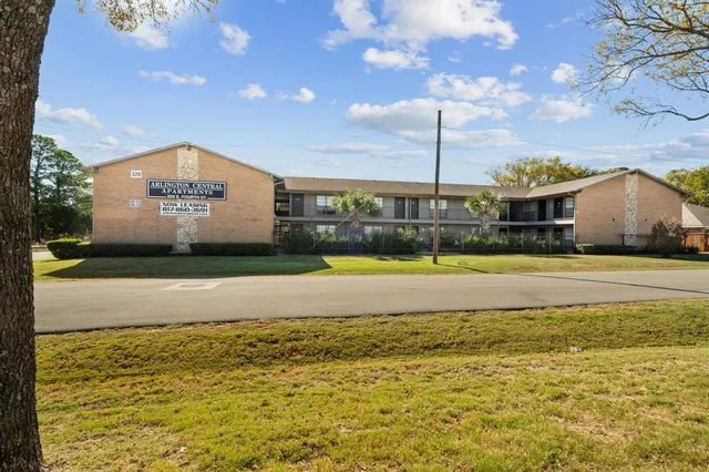 $1,299 | 320 East 4th Street, Unit 204, Arlington, TX 76010