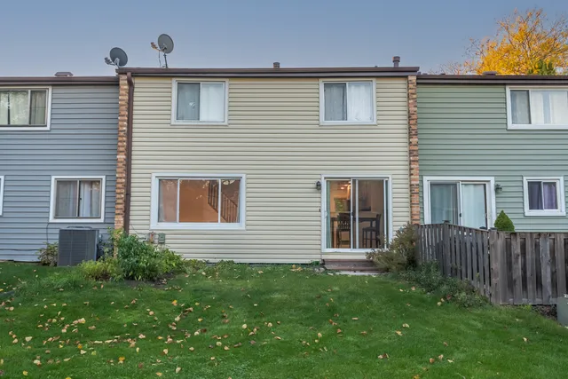 $268,000 | 671 Cedarwood Court, Wheeling, IL 60090