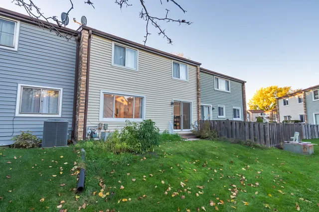 $268,000 | 671 Cedarwood Court, Wheeling, IL 60090