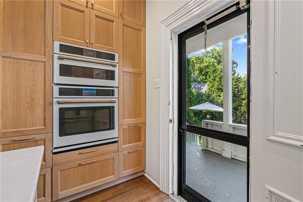 657 Maple Lane Sewickley, PA 15143 - Photo 18 of 50 Appliances are GE Cafe series.