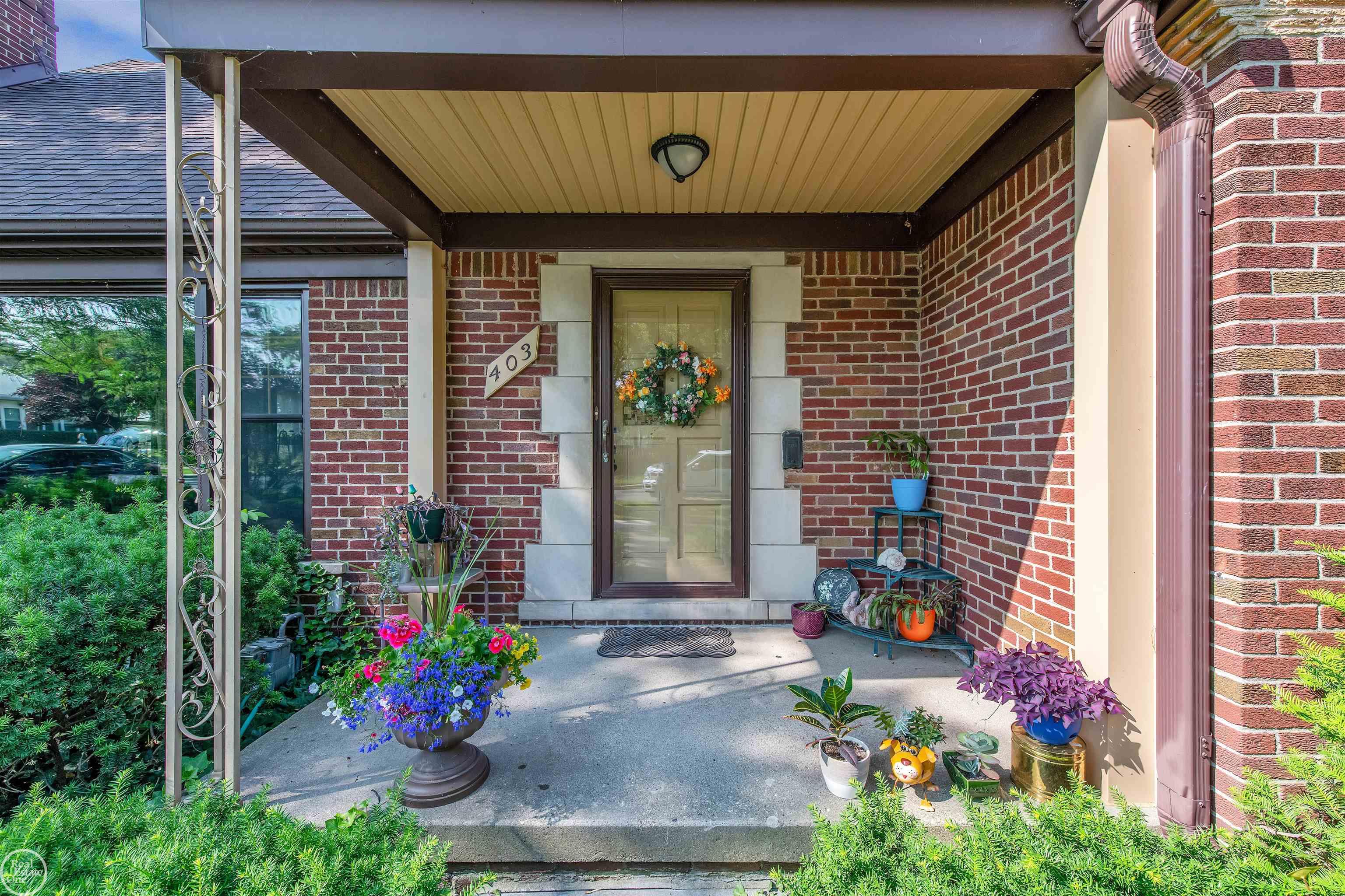 403 Cloverly Road Grosse Pointe, MI 48236 - Photo 4 of 32 50113687-3.JPG