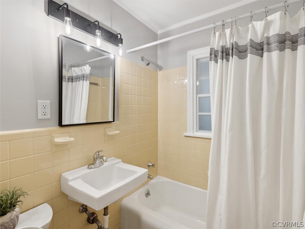 9001 Cherokee Road Richmond, VA 23235 - Photo 28 of 39 Full Hall Bathroom