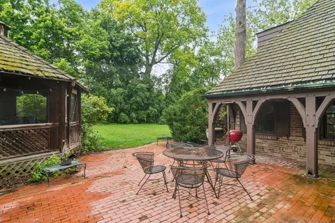 $875,000 | 102 Pine Road, Barrington, IL 60010