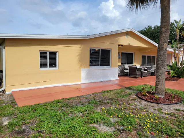a view of backyard of the house