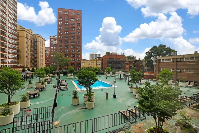 $275,000 | 525 West Hawthorne Place, Unit 1001, Chicago, IL 60657