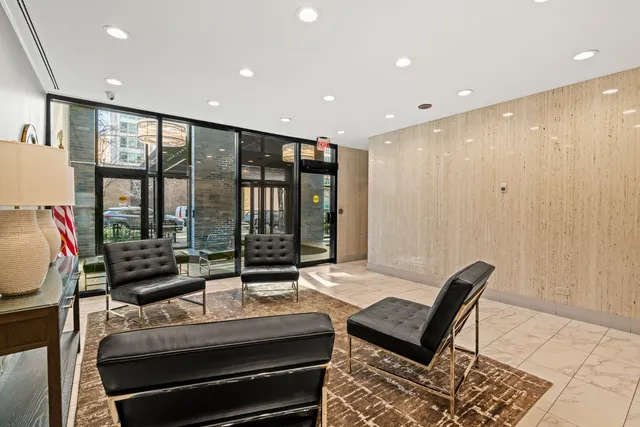 $275,000 | 525 West Hawthorne Place, Unit 1001, Chicago, IL 60657