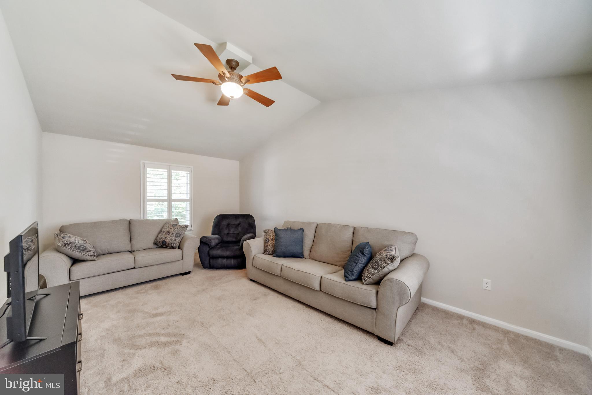 107 Ridge Avenue Taneytown, MD 21787 - Photo 3 of 34 Living Room