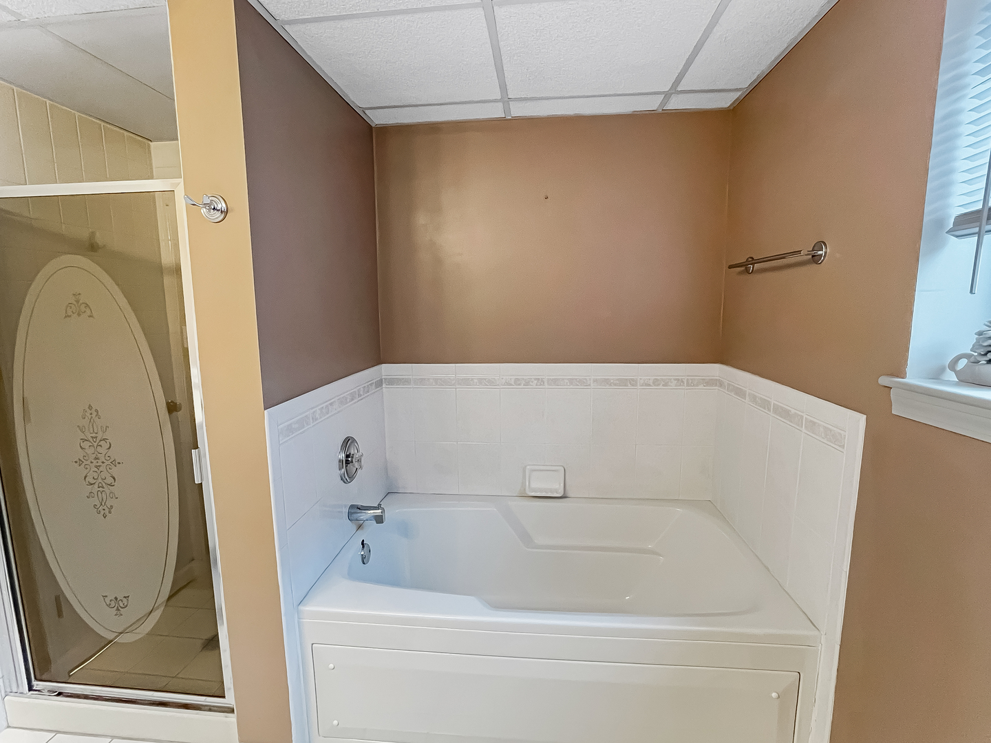 3640 186th Street, Unit 201 Lansing, IL 60438 - Photo 14 of 21 a bathroom with a bathtub