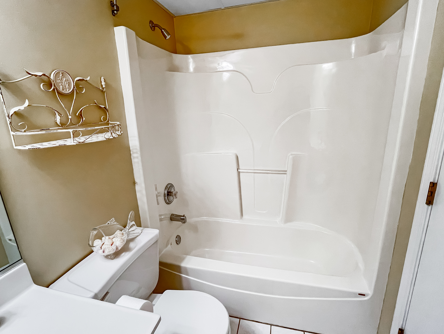 3640 186th Street, Unit 201 Lansing, IL 60438 - Photo 18 of 21 a bathroom with a bathtub and a shower