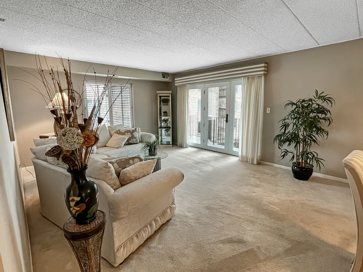 3640 186th Street, Unit 201 Lansing, IL 60438 - Photo 5 of 21 a living room with furniture and a potted plant