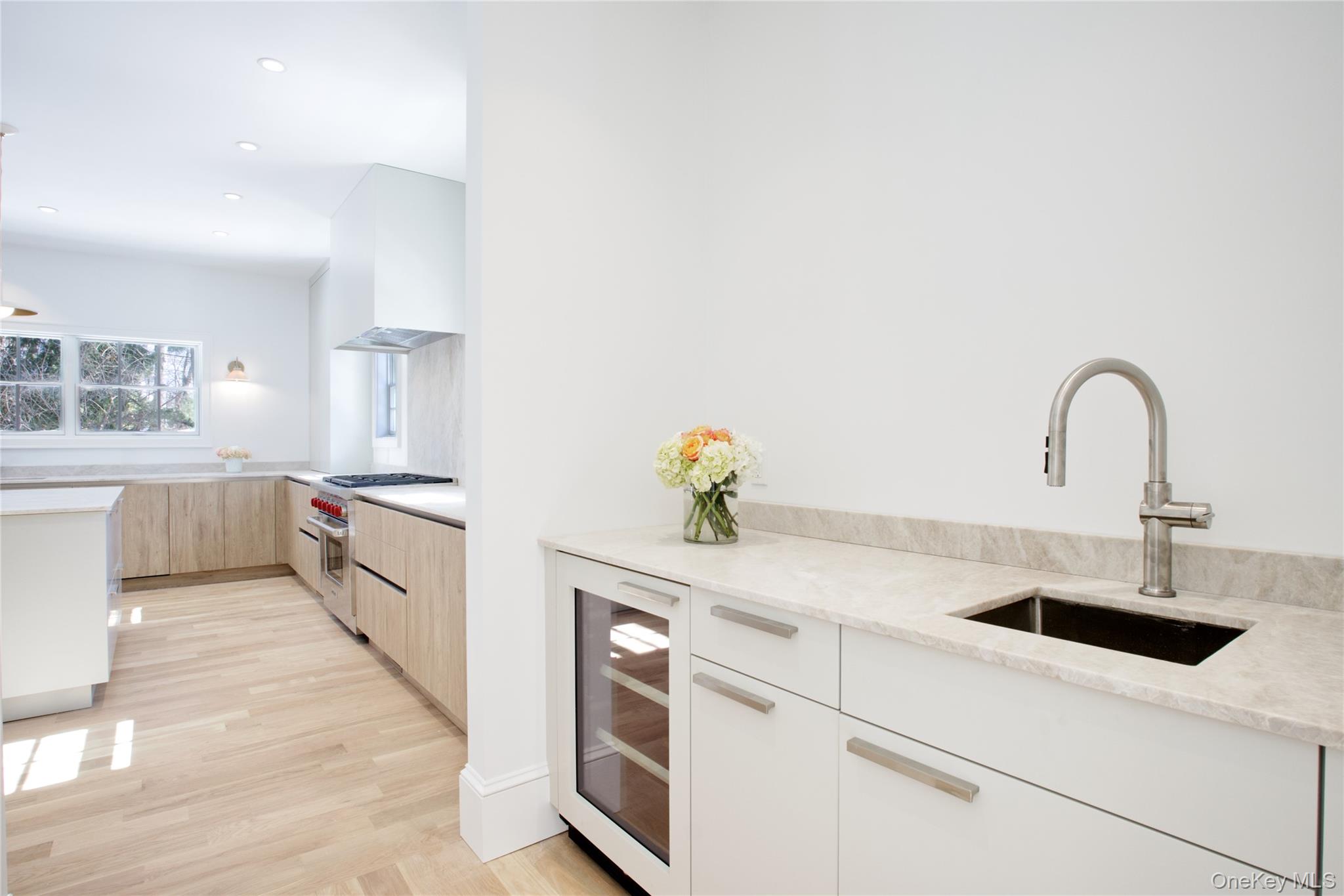 409 Abbey Road Manhasset, NY 11030 - Photo 12 of 26