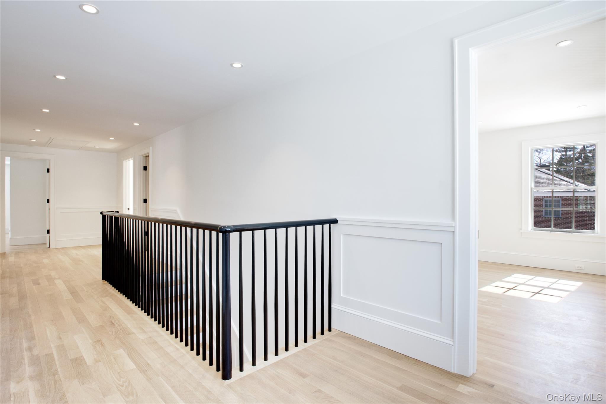 409 Abbey Road Manhasset, NY 11030 - Photo 13 of 26