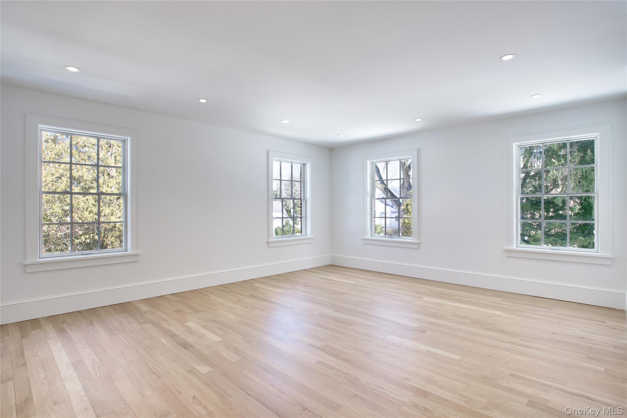 409 Abbey Road Manhasset, NY 11030 - Photo 15 of 26