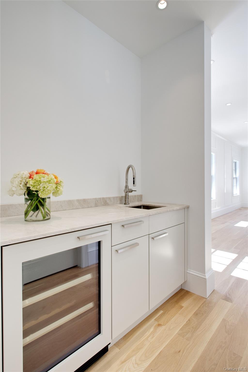 409 Abbey Road Manhasset, NY 11030 - Photo 18 of 26