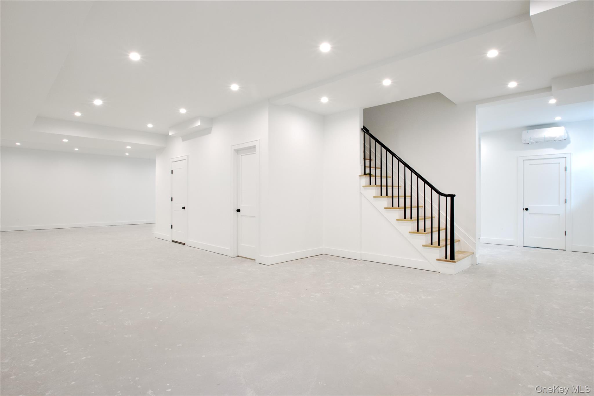 409 Abbey Road Manhasset, NY 11030 - Photo 19 of 26