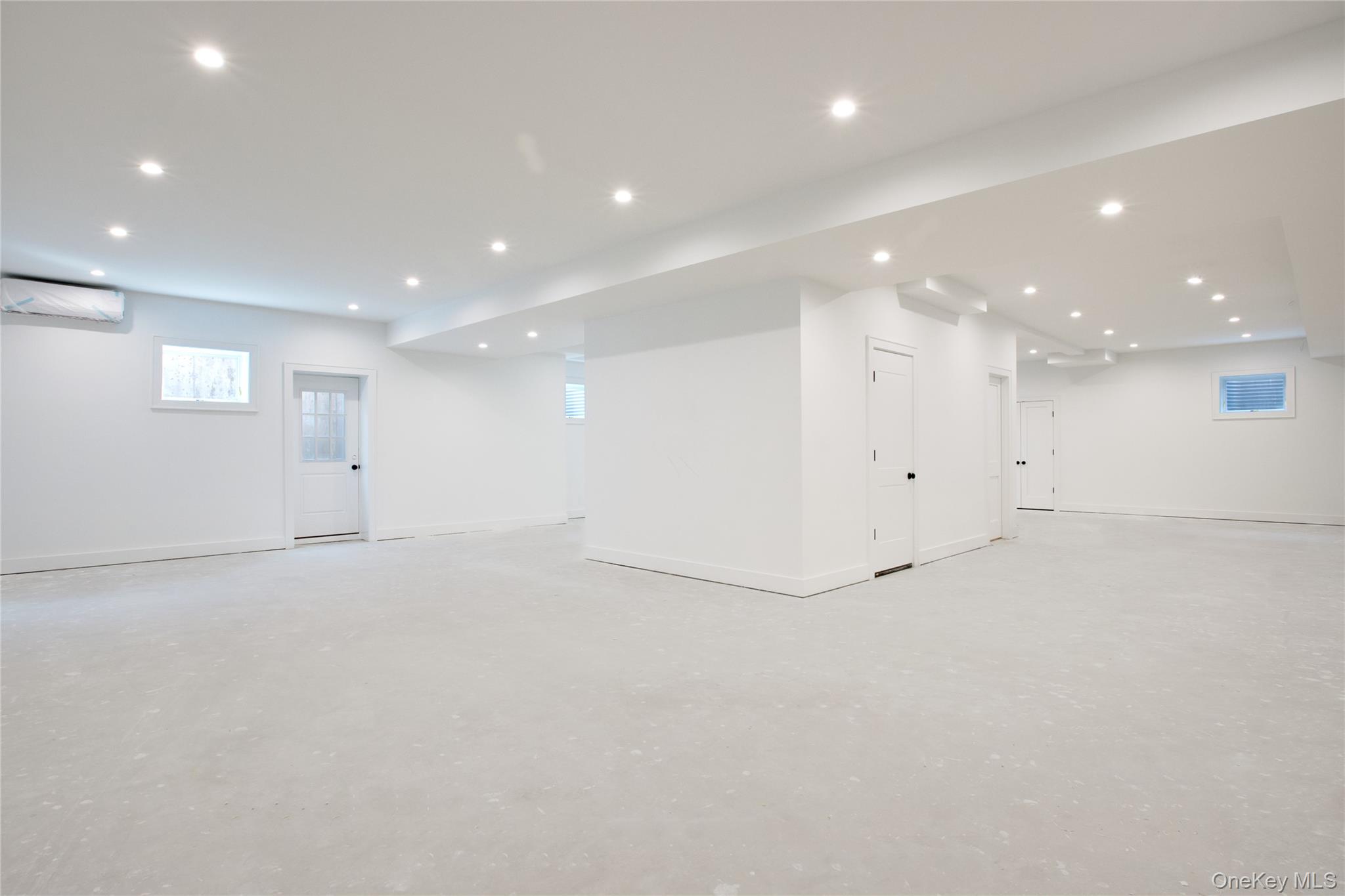 409 Abbey Road Manhasset, NY 11030 - Photo 20 of 26