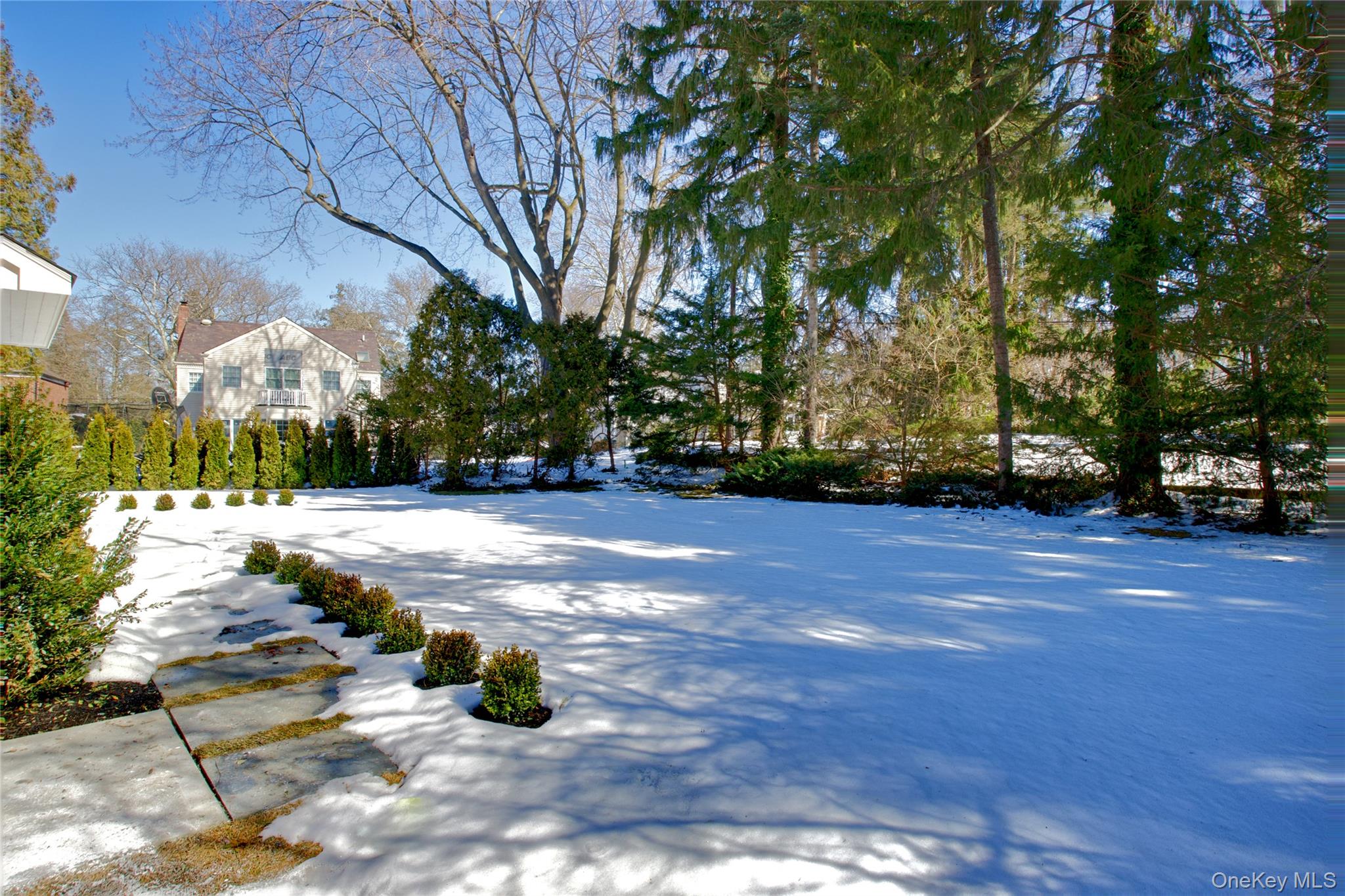 409 Abbey Road Manhasset, NY 11030 - Photo 23 of 26