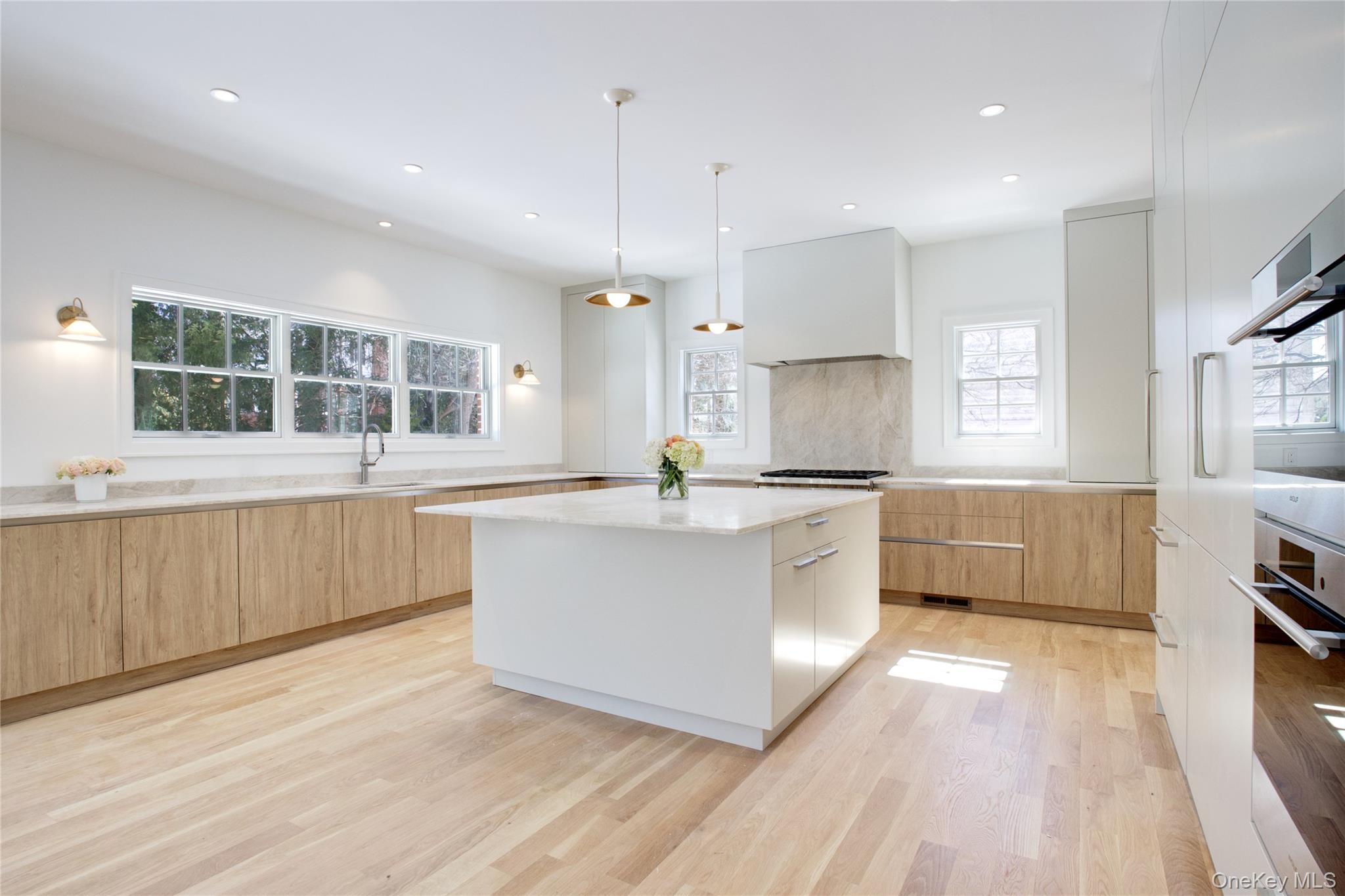 409 Abbey Road Manhasset, NY 11030 - Photo 6 of 26